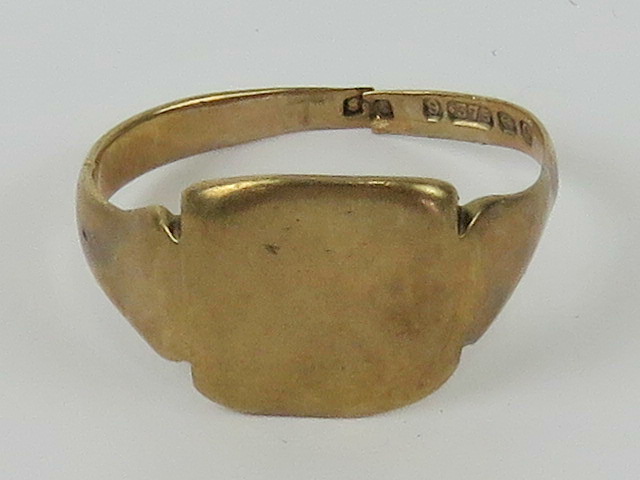 A 9ct gold signet ring, a/f, hallmarked 375, 3g.