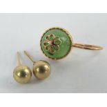A single 14ct gold Russian jade earring, together with a pair of 9ct gold stud earrings.