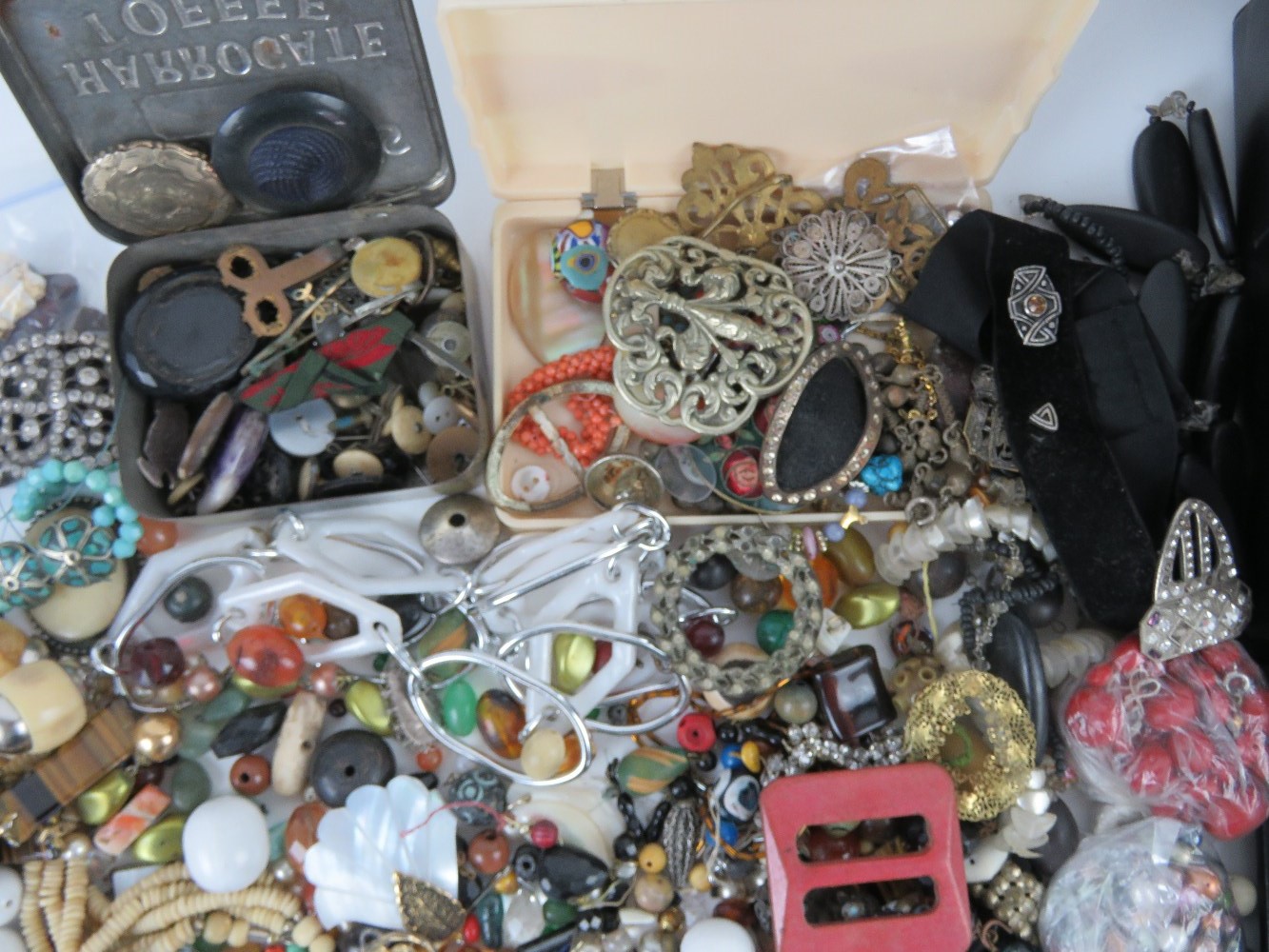 A large black leatherette jewellery box containing a quantity of assorted vintage jewellery, - Image 5 of 7