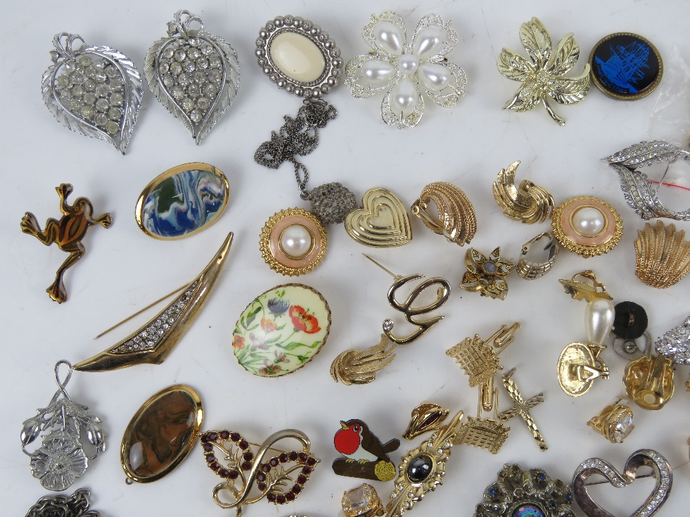 A quantity of assorted costume jewellery in a wicker work tray. - Image 3 of 5