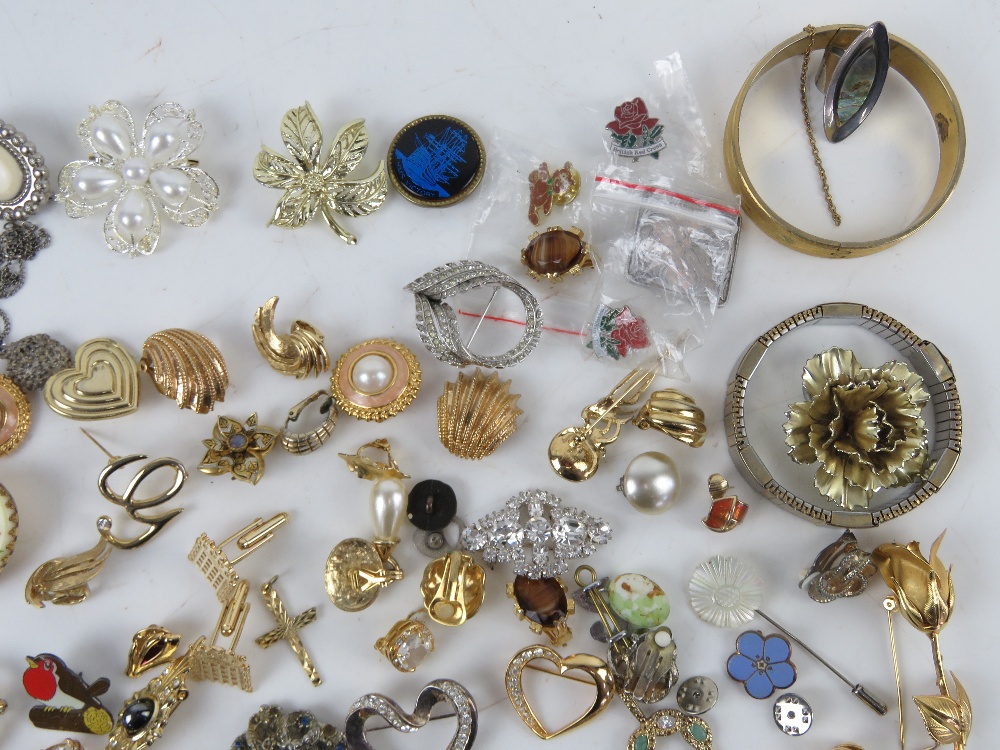 A quantity of assorted costume jewellery in a wicker work tray. - Image 4 of 5