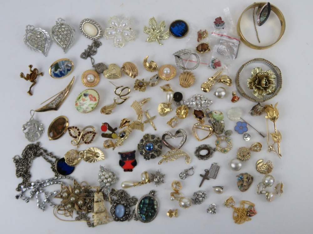 A quantity of assorted costume jewellery in a wicker work tray.