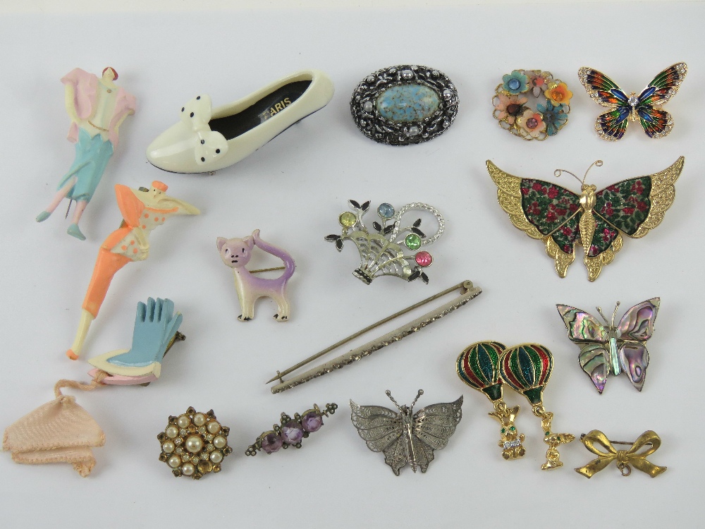 A quantity of 20th century brooches incl