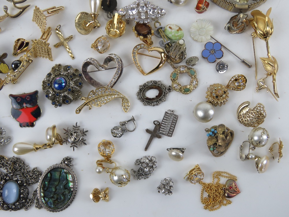 A quantity of assorted costume jewellery in a wicker work tray. - Image 5 of 5