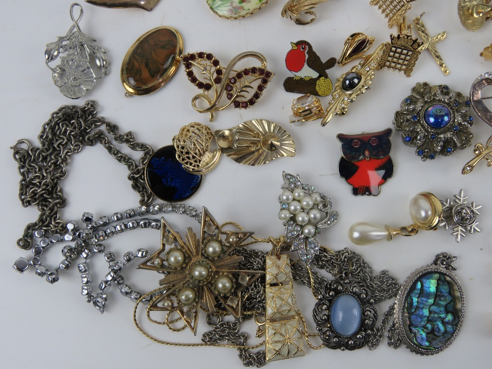 A quantity of assorted costume jewellery in a wicker work tray. - Image 2 of 5