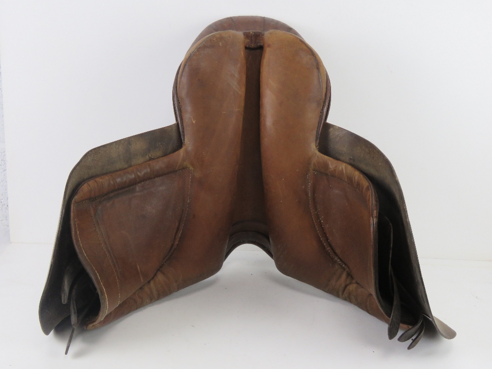 A handmade leather Horse Riding saddle made by Calcutt & Sons, approx size 17 3/4. - Image 4 of 6