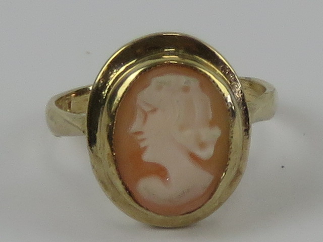 A HM silver and gold plated carved shell cameo ring, hallmarked Birmingham, size N-O.