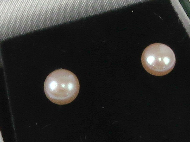 A pair of 9ct and pale pink pearl earrings with butterfly backs, stamped 9ct. - Image 4 of 4