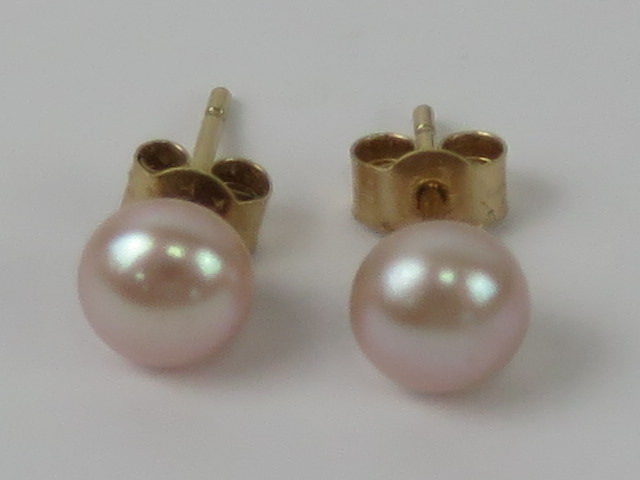 A pair of 9ct and pale pink pearl earrings with butterfly backs, stamped 9ct. - Image 2 of 4