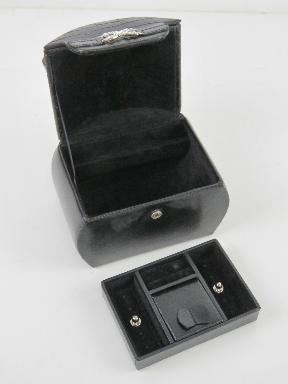 A contemporary black leather jewellery case having various compartments within. 15 x 10.5 x 21cm. - Image 2 of 2