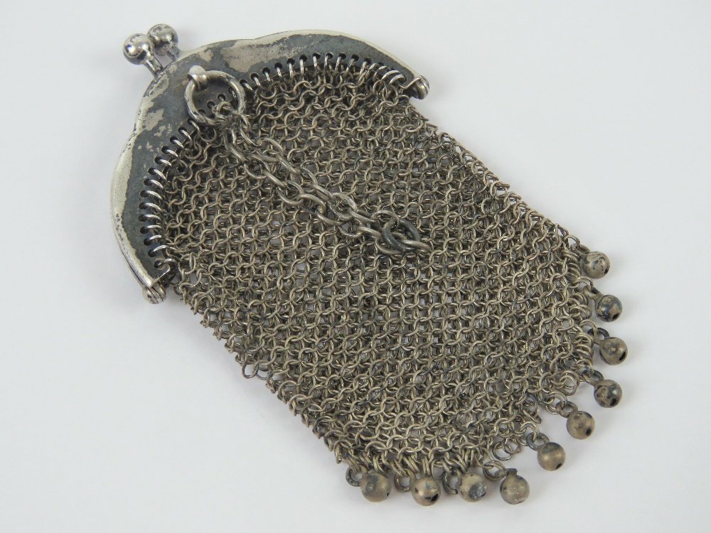 A white metal chain link purse having chain loop handle, no apparent hallmarks, approx 7.5 x 4.5cm. - Image 2 of 3
