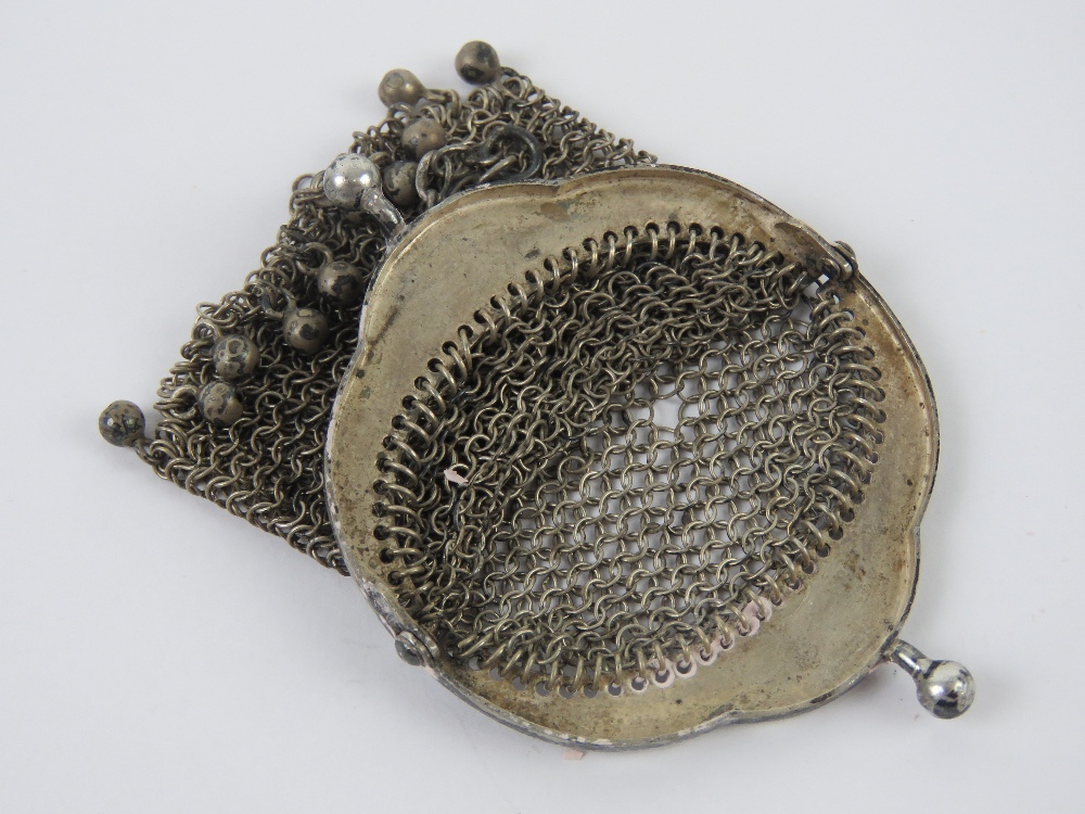 A white metal chain link purse having chain loop handle, no apparent hallmarks, approx 7.5 x 4.5cm. - Image 3 of 3