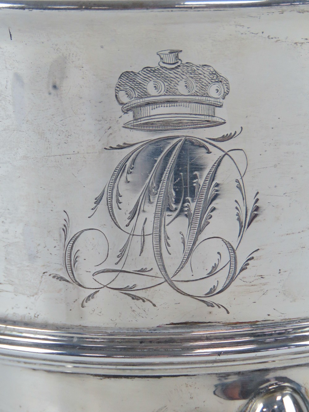 A large and impressive George III HM silver trophy cup having twin acanthus leaf scroll work - Image 3 of 7