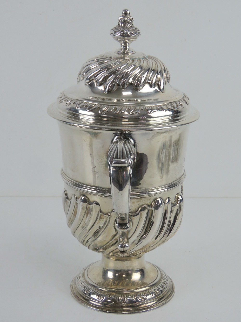 A large and impressive George III HM silver trophy cup having twin acanthus leaf scroll work - Image 7 of 7