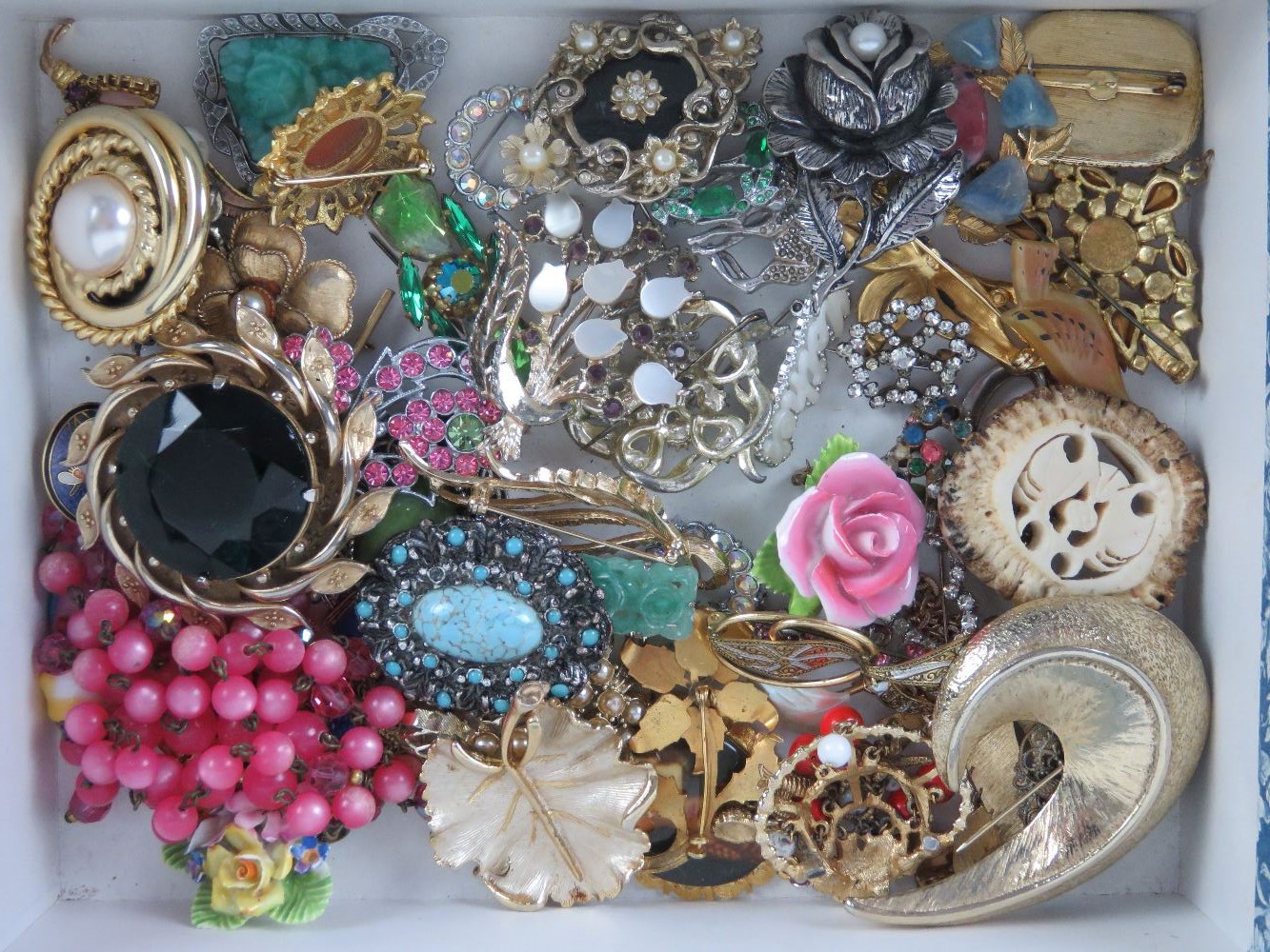 A large quantity of assorted 20th century costume brooches, makers noted inc Sarah Cov, Exquisite, - Image 2 of 3