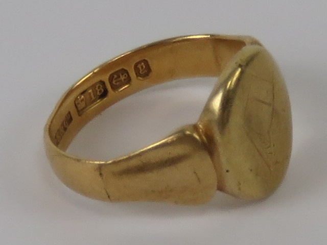 Freemasonry; An 18ct gold signet ring having square and compasses symbol upon, - Image 2 of 2