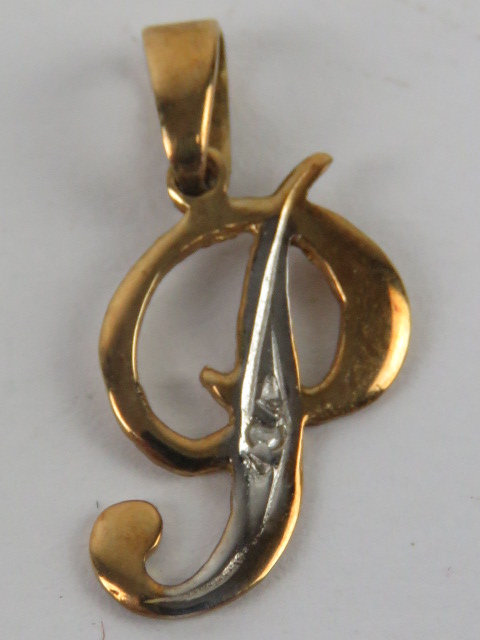 A 9ct gold pendant in the form of a 'P', stamped 375, 2cm inc bale.