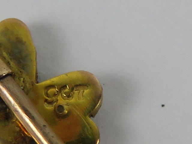 An 18ct gold shirt stud weighing 1.4g. - Image 3 of 4