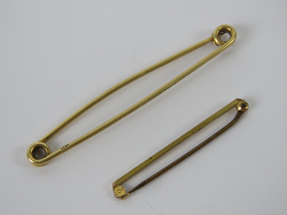 A 15ct gold large 'safety pin' brooch, 6cm in length, stamped 15ct and weighing 3.6g.