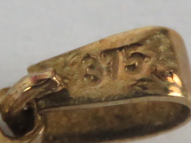 A 9ct gold pendant in the form of a 'P', stamped 375, 2cm inc bale. - Image 2 of 2