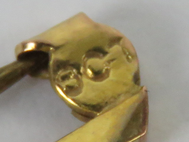 A 15ct gold large 'safety pin' brooch, 6cm in length, stamped 15ct and weighing 3.6g. - Image 3 of 3