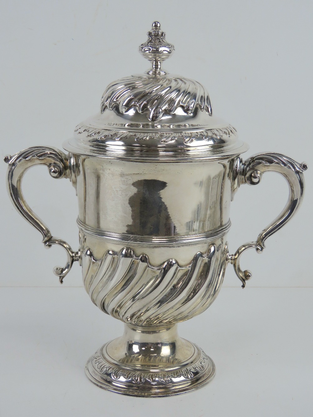 A large and impressive George III HM silver trophy cup having twin acanthus leaf scroll work - Image 6 of 7