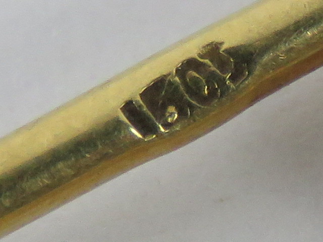 A 15ct gold large 'safety pin' brooch, 6cm in length, stamped 15ct and weighing 3.6g. - Image 2 of 3