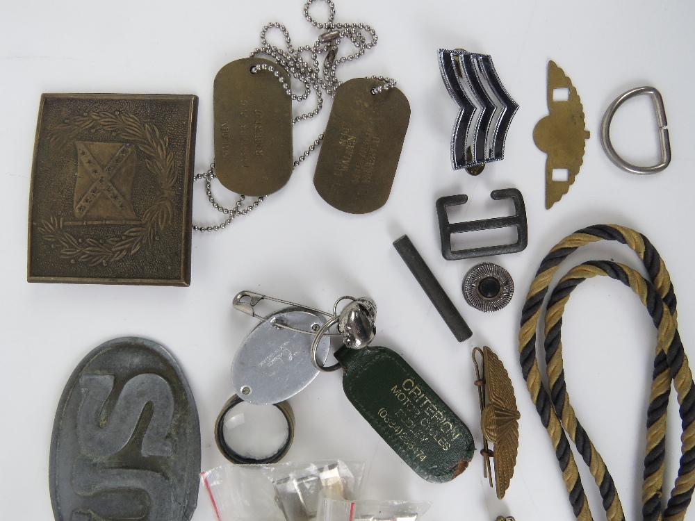 A quantity of assorted US Military, dog tags and insignia. - Image 3 of 4