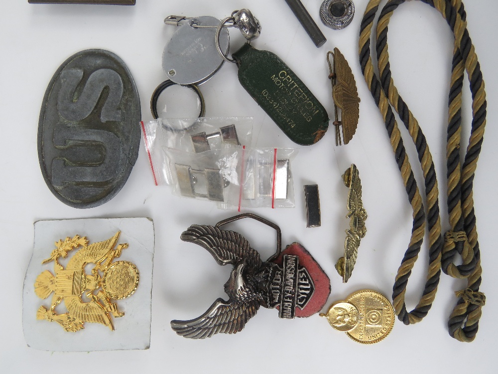 A quantity of assorted US Military, dog tags and insignia. - Image 2 of 4