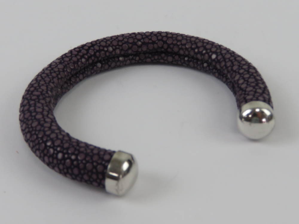 A unusual Ray skin bangle in purple. - Image 3 of 3