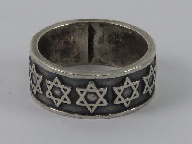 A 925 silver ring having continuous Star