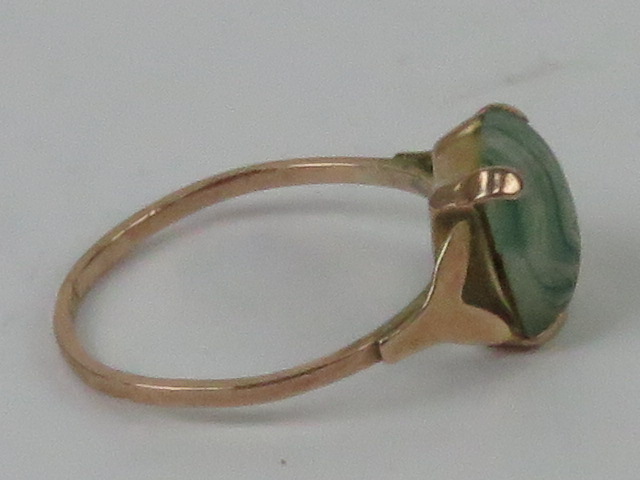 A vintage 9ct gold ring having unusual banded green stone ring, stamped 9ct, size O-P, - Image 3 of 4