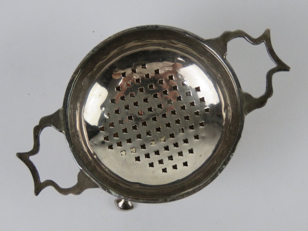 An HM silver tea strainer and bowl raised over three feet, hallmarked Birmingham 1931, 47.1g / 1. - Image 4 of 4