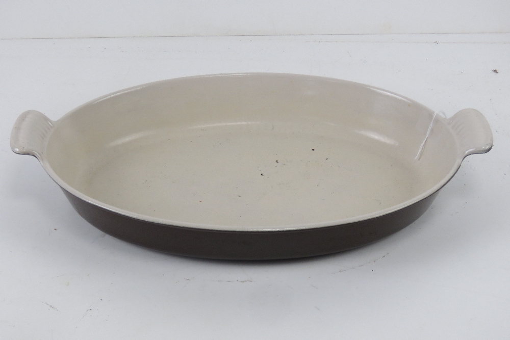 Le Cruset; a large oval oven dish togeth - Image 4 of 6