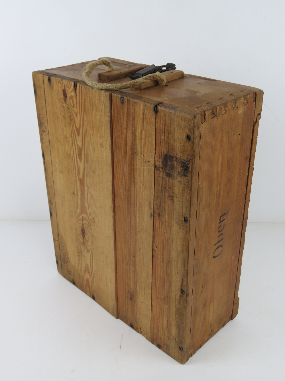 A German LEFH wooden ammunition crate with handle and labels. Dated 1944. - Image 6 of 7