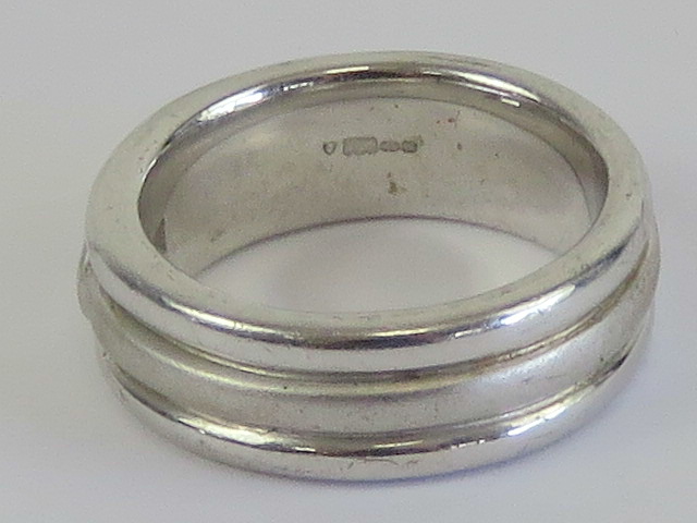 A HM silver ring having three alternatin