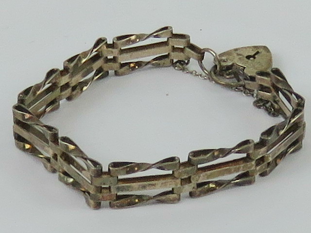 A silver three-bar gate link bracelet ha