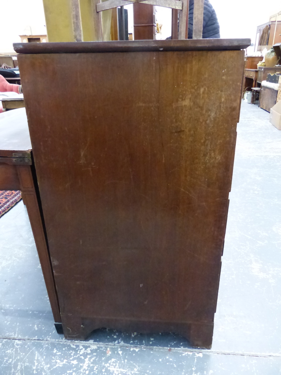 AN EARLY 19th C. MAHOGANY CHEST OF FOUR GRADUATED DRAWERS. - Image 4 of 9