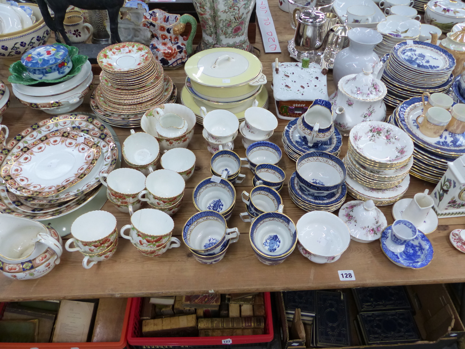 A LARGE COLLECTION OF ANTIQUE AND LATER DINNER AND TEA WARES, INCLUDING ROYAL ALBERT, TOGETHER