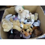 A QUANTITY OF SMALL TOY BEARS.