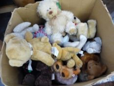 A QUANTITY OF SMALL TOY BEARS.