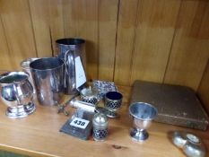 A GROUP OF PLATED WARES TO INCLUDE A TANKARD, CONDIMENTS ETC.