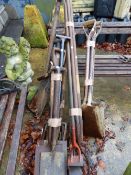 A QUANTITY OF GARDEN TOOLS.