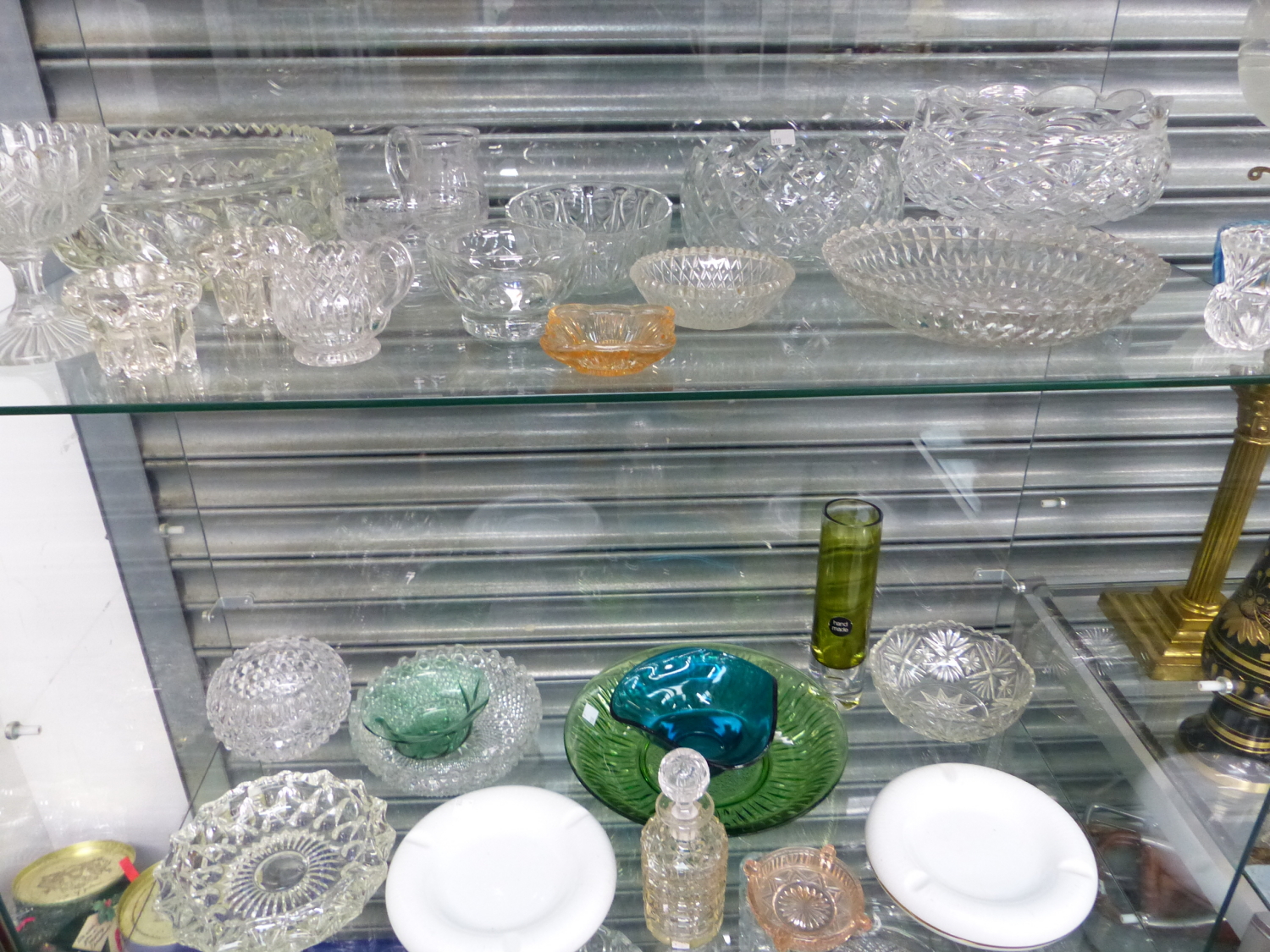 A QUANTITY OF VARIOUS VINTAGE GLASS WARES.
