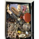 A GOOD SELECTION OF VINTAGE COSTUME JEWELLERY AND COLLECTABLES TO INCLUDE A QUANTITY OF HAT PINS, AN