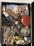 A GOOD SELECTION OF VINTAGE COSTUME JEWELLERY AND COLLECTABLES TO INCLUDE A QUANTITY OF HAT PINS, AN