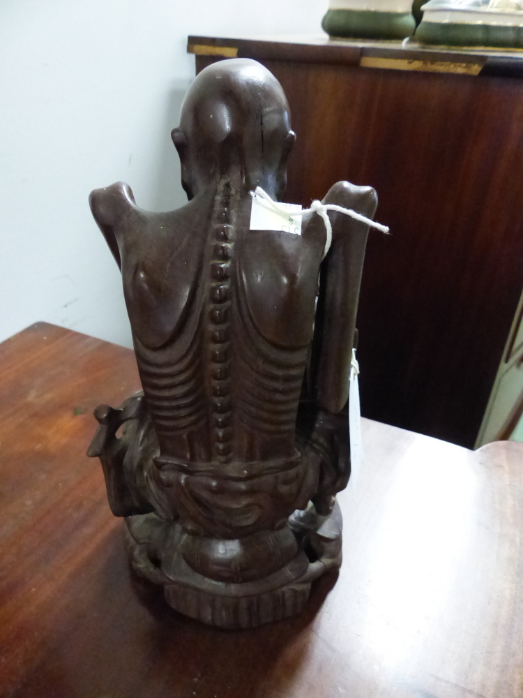 TWO CHINESE CARVED HARDWOOD FIGURES, ONE OF A SKINNY MAN SEATED. H 28cms. THE OTHER OF A - Bild 3 aus 5