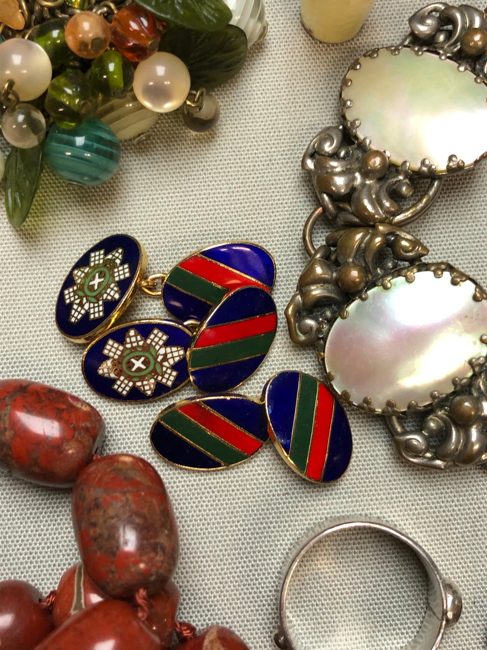 A SELECTION OF ANTIQUE AND VINTAGE JEWELLERY TO INCLUDE A PIETRA DURA STICK PIN, AN ART NOUVEAU - Image 11 of 22