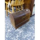 A SINGER SEWING MACHINE IN WOODEN CASE.