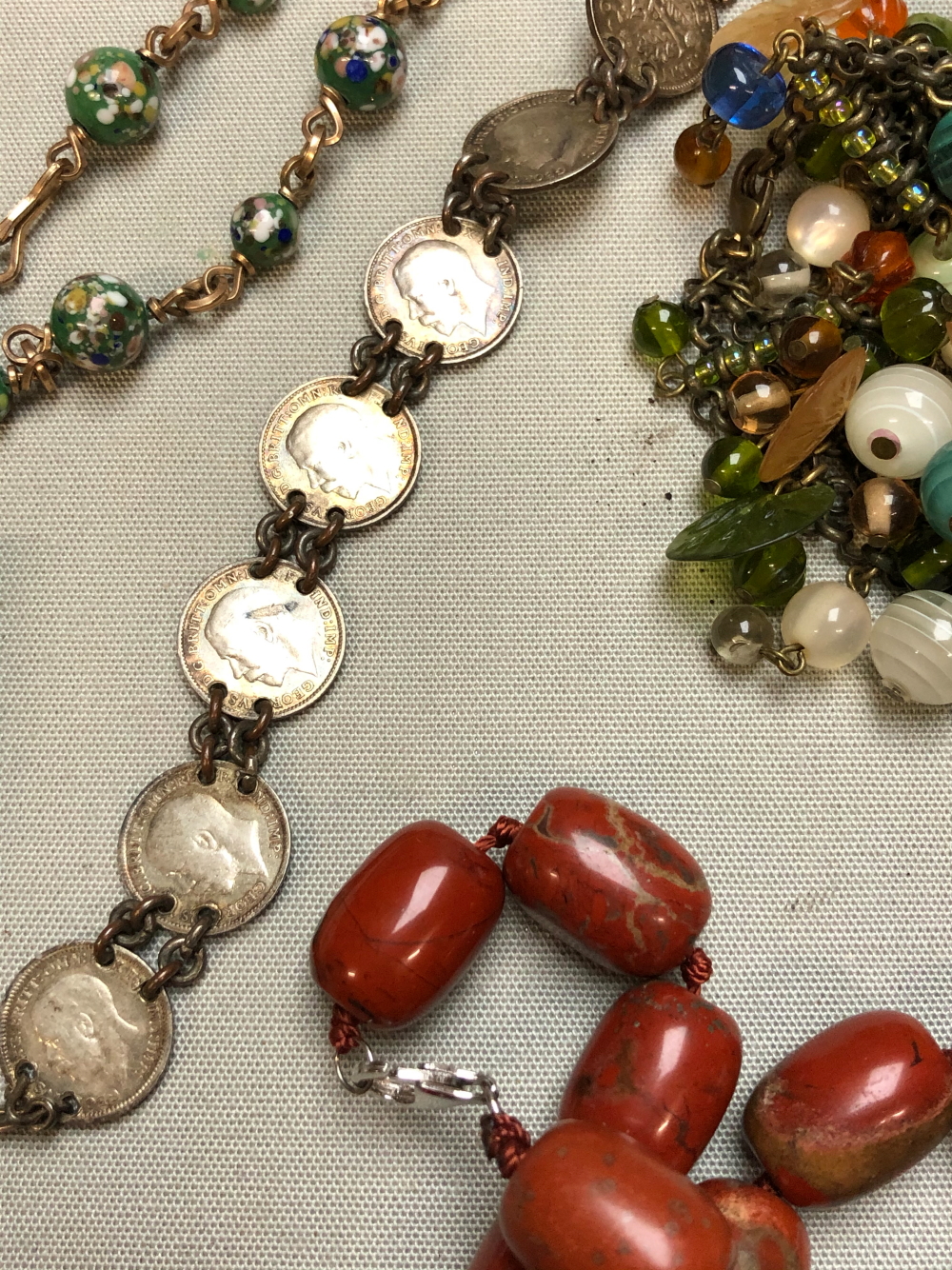 A SELECTION OF ANTIQUE AND VINTAGE JEWELLERY TO INCLUDE A PIETRA DURA STICK PIN, AN ART NOUVEAU - Image 9 of 22